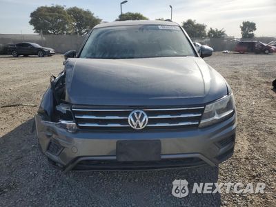 Piąte zdjęcie samochodu w środku: 2018 VOLKSWAGEN TIGUAN S VIN:3VV1B7AX1JM079911 - miniatura