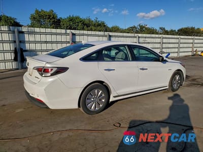 Trzecie zdjęcie samochodu z tyłu: 2017 HYUNDAI SONATA HYBRID SE VIN:KMHE24L36HA063179 - miniatura