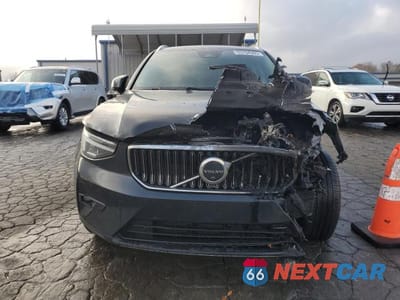 Piąte zdjęcie samochodu w środku: 2023 VOLVO XC40 PLUS VIN:YV4L12UN1P2913003 - miniatura