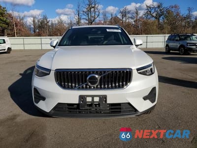 Piąte zdjęcie samochodu w środku: 2025 VOLVO XC40 CORE VIN:YV4L12UJXS2542901 - miniatura