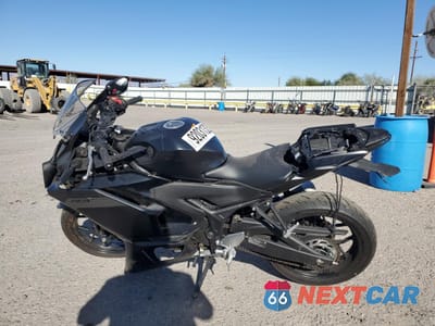 Trzecie zdjęcie samochodu z tyłu: 2025 YAMAHA YFZ320 A VIN:MH3RH25E4SK005257 - miniatura