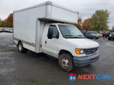 Czwarte zdjęcie samochodu z boku: 2006 FORD ECONOLINE E450 SUPER DUTY CUTAWAY VAN VIN:1FDXE45S16DB22204 - miniatura