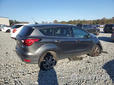 Trzecie zdjęcie samochodu z tyłu: 2019 FORD ESCAPE SE VIN:1FMCU9GDXKUB43477 - miniatura