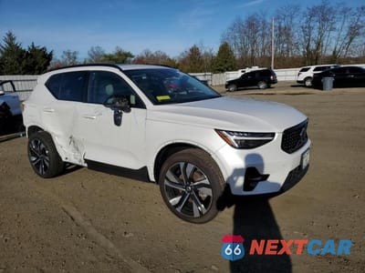 Czwarte zdjęcie samochodu z boku: 2025 VOLVO XC40 PLUS VIN:YV4L12UC7S2491410 - miniatura
