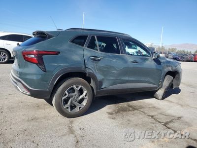 Trzecie zdjęcie samochodu z tyłu: 2025 CHEVROLET TRAX 1LT VIN:KL77LHEP6SC342657 - miniatura