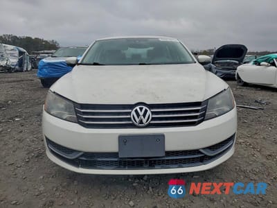Piąte zdjęcie samochodu w środku: 2013 VOLKSWAGEN PASSAT S VIN:1VWAP7A30DC053140 - miniatura