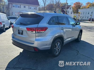 Trzecie zdjęcie samochodu z tyłu: 2018 TOYOTA HIGHLANDER SE VIN:5TDJZRFH5JS556444 - miniatura