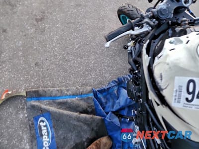 Zdjęcie 7 z 8 samochodu: 2024 YAMAHA YZFR3 A VIN:MH3RH18Y0RK016668 - miniatura