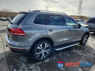 Trzecie zdjęcie samochodu z tyłu: 2017 VOLKSWAGEN TOUAREG WOLFSBURG VIN:WVGRF7BP2HD001871 - miniatura
