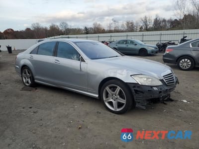 Czwarte zdjęcie samochodu z boku: 2010 MERCEDES-BENZ S 550 VIN:WDDNG7BB5AA336933 - miniatura