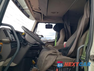 Piąte zdjęcie samochodu w środku: 2015 VOLVO VNL SEMI TRUCK VIN:4V4NC9DG5FN921414 - miniatura