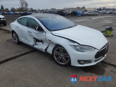 Czwarte zdjęcie samochodu z boku: 2015 TESLA MODEL S 85D VIN:5YJSA1H2XFFP70380 - miniatura