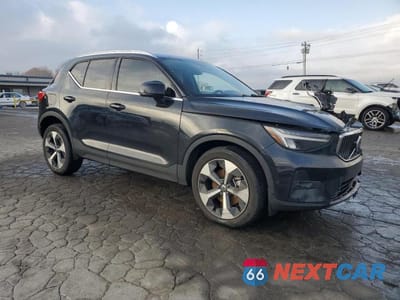 Czwarte zdjęcie samochodu z boku: 2023 VOLVO XC40 PLUS VIN:YV4L12UN1P2913003 - miniatura