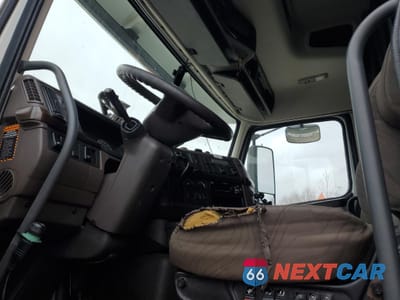 Piąte zdjęcie samochodu w środku: 2015 VOLVO VNL SEMI TRUCK VIN:4V4N99EH6FN931245 - miniatura