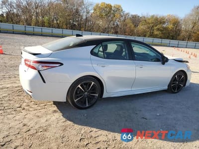 Trzecie zdjęcie samochodu z tyłu: 2020 TOYOTA CAMRY XSE VIN:4T1K61AK3LU302680 - miniatura