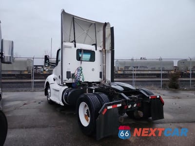 Trzecie zdjęcie samochodu z tyłu: 2015 KENWORTH CONSTRUCTI - SEMI TRUCK VIN:1XKYA48X9FJ462444 - miniatura