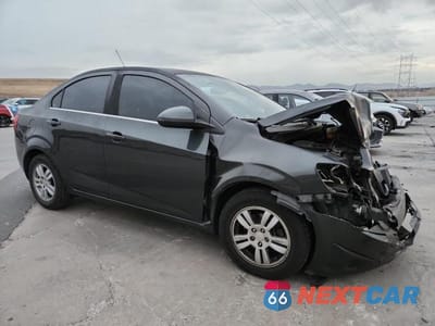 Czwarte zdjęcie samochodu z boku: 2016 CHEVROLET SONIC LT VIN:1G1JC5SB6G4104690 - miniatura