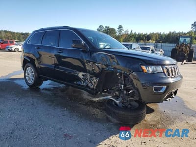 Czwarte zdjęcie samochodu z boku: 2021 JEEP GRAND CHEROKEE LAREDO VIN:1C4RJEAG8MC624713 - miniatura