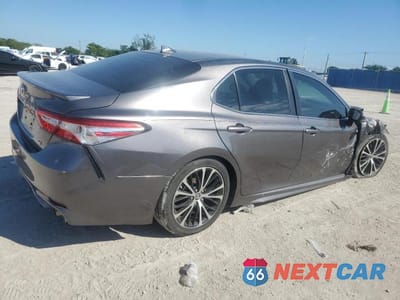 Trzecie zdjęcie samochodu z tyłu: 2020 TOYOTA CAMRY SE VIN:4T1G11AK8LU916273 - miniatura