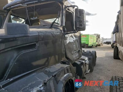 Zdjęcie 10 z 10 samochodu: 2014 VOLVO VNL SEMI TRUCK VIN:4V4NC9EG3EN161898 - miniatura