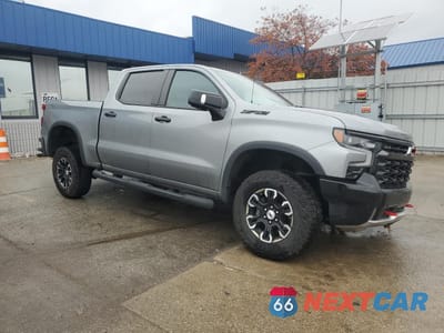 Czwarte zdjęcie samochodu z boku: 2024 CHEVROLET SILVERADO K1500 ZR2 VIN:3GCUDHEL2RG137828 - miniatura