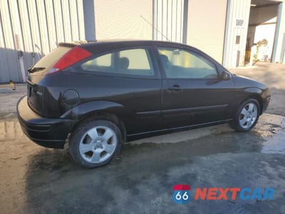 Trzecie zdjęcie samochodu z tyłu: 2005 FORD FOCUS ZX3 VIN:3FAFP31N45R112699 - miniatura