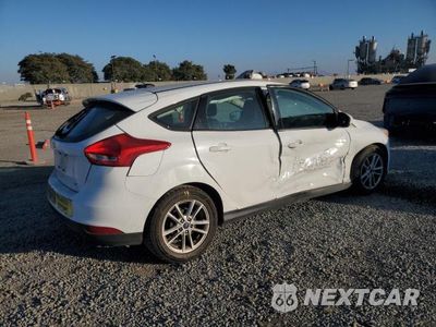 Trzecie zdjęcie samochodu z tyłu: 2018 FORD FOCUS SE VIN:1FADP3K2XJL241096 - miniatura