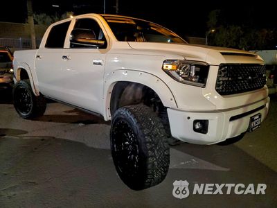 Czwarte zdjęcie samochodu z boku: 2020 TOYOTA TUNDRA CREWMAX 1794 VIN:5TFAY5F1XLX944796 - miniatura