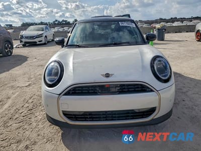 Piąte zdjęcie samochodu w środku: 2025 MINI COOPER BASE VIN:WMW13GD08S2X10430 - miniatura
