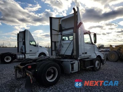 Czwarte zdjęcie samochodu z boku: 2018 VOLVO VNL SEMI TRUCK VIN:4V4N39TG6JN892841 - miniatura