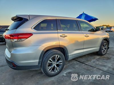 Trzecie zdjęcie samochodu z tyłu: 2017 TOYOTA HIGHLANDER LE VIN:5TDZARFH8HS030698 - miniatura