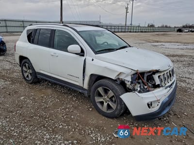 Czwarte zdjęcie samochodu z boku: 2017 JEEP COMPASS LATITUDE VIN:1C4NJDEB1HD109687 - miniatura