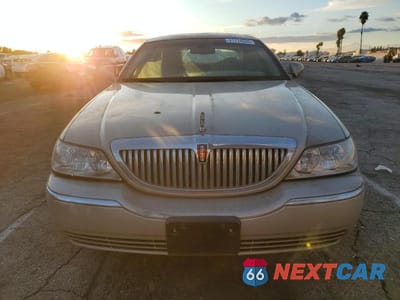 Piąte zdjęcie samochodu w środku: 2010 LINCOLN TOWN CAR SIGNATURE LIMITED VIN:2LNBL8CV6AX623823 - miniatura