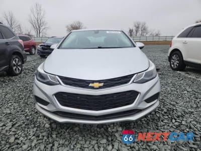 Piąte zdjęcie samochodu w środku: 2018 CHEVROLET CRUZE LT VIN:1G1BE5SM4J7139721 - miniatura
