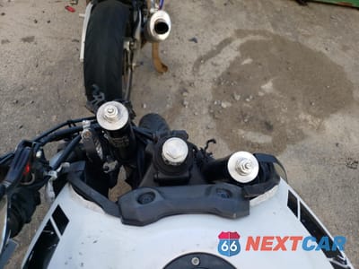 Zdjęcie 7 z 9 samochodu: 2017 YAMAHA FZ09 VIN:JYARN53E9HA001324 - miniatura