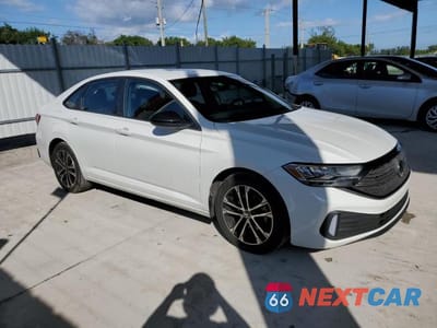 Czwarte zdjęcie samochodu z boku: 2023 VOLKSWAGEN JETTA SPORT VIN:3VWAM7BU2PM017582 - miniatura