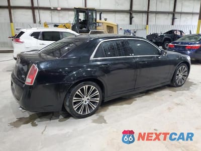 Trzecie zdjęcie samochodu z tyłu: 2013 CHRYSLER 300 S VIN:2C3CCABT0DH518701 - miniatura