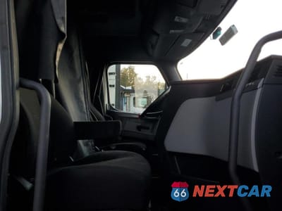 Zdjęcie 6 z 10 samochodu: 2020 FREIGHTLINER CASCADIA 126 SEMI TRUCK VIN:3AKJHHDR3LSLY5381 - miniatura