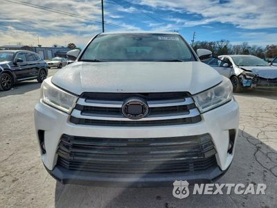 Piąte zdjęcie samochodu w środku: 2017 TOYOTA HIGHLANDER LE VIN:5TDZARFH3HS025540 - miniatura