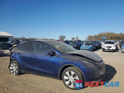 Czwarte zdjęcie samochodu z boku: 2023 TESLA MODEL Y VIN:7SAYGDEE3PA205401 - miniatura