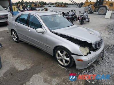 Czwarte zdjęcie samochodu z boku: 2004 MERCEDES-BENZ C 230K SPORT SEDAN VIN:WDBRF40J64F553534 - miniatura