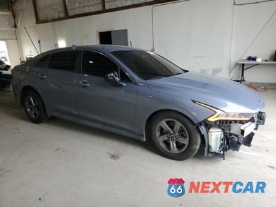 Czwarte zdjęcie samochodu z boku: 2021 KIA K5 LXS VIN:5XXG14J27MG049588 - miniatura