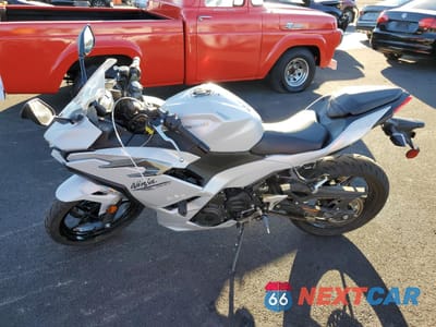 Trzecie zdjęcie samochodu z tyłu: 2024 KAWASAKI EX500 VIN:ML5EXGG1XRDA18209 - miniatura