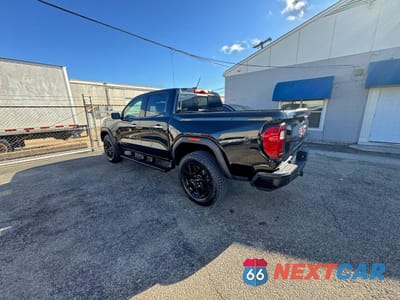 Trzecie zdjęcie samochodu z tyłu: 2024 GMC CANYON DENALI VIN:1GTP6FEK6R1295722 - miniatura