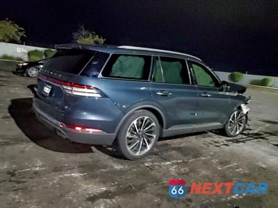 Trzecie zdjęcie samochodu z tyłu: 2023 LINCOLN AVIATOR RESERVE VIN:5LM5J7WCXPGL05075 - miniatura