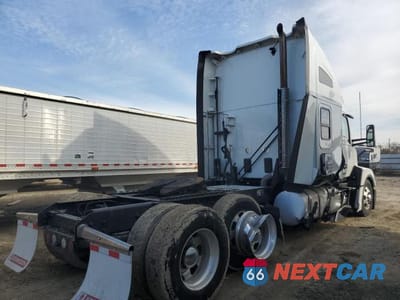 Czwarte zdjęcie samochodu z boku: 2023 KENWORTH T680 SEMI TRUCK VIN:1XKYD49X7PJ256627 - miniatura