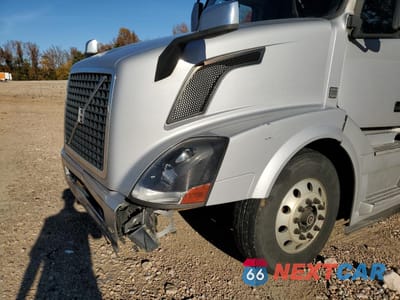 Zdjęcie 9 z 10 samochodu: 2016 VOLVO VNL SEMI TRUCK VIN:4V4NC9EH0GN939456 - miniatura
