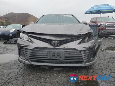Piąte zdjęcie samochodu w środku: 2022 TOYOTA CAMRY LE VIN:4T1C11BKXNU050110 - miniatura