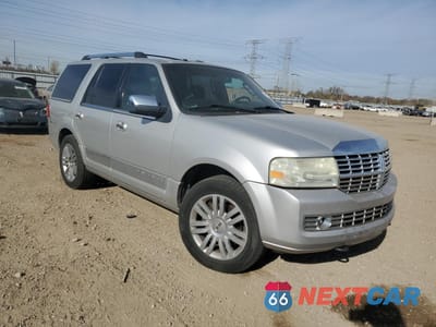 Czwarte zdjęcie samochodu z boku: 2007 LINCOLN NAVIGATOR VIN:5LMFU28527LJ01293 - miniatura