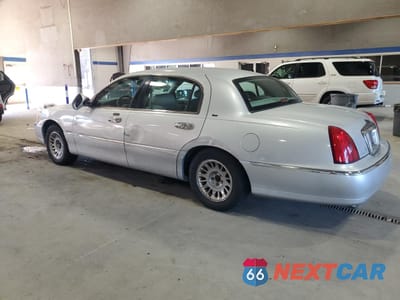 Drugie zdjęcie samochodu z przodu: 2000 LINCOLN TOWN CAR CARTIER VIN:1LNHM83W1YY869365 - miniatura